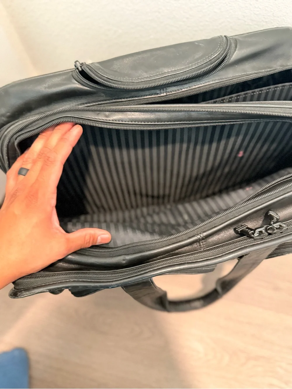 Tumi Leather 2-Wheeler Expandable Leather Laptop Briefcase #96003D4 Black Carry